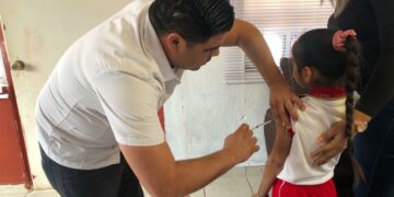 Llama Salud a la población a vacunarse en campaña intensiva