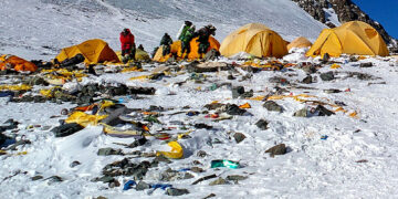 Limpieza-en-el-Everest-4-cuerpos-y-11-toneladas-de-basura