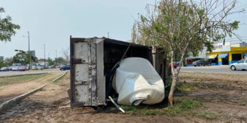 Camión de volteo le fallan los frenos y vuelca