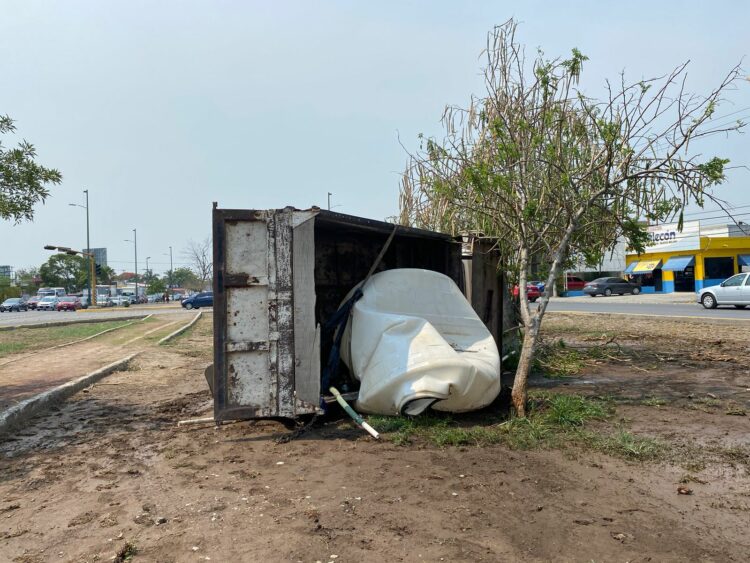 Camión de volteo le fallan los frenos y vuelca