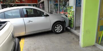 Mujer se impacta contra negocio en Soriana Verde