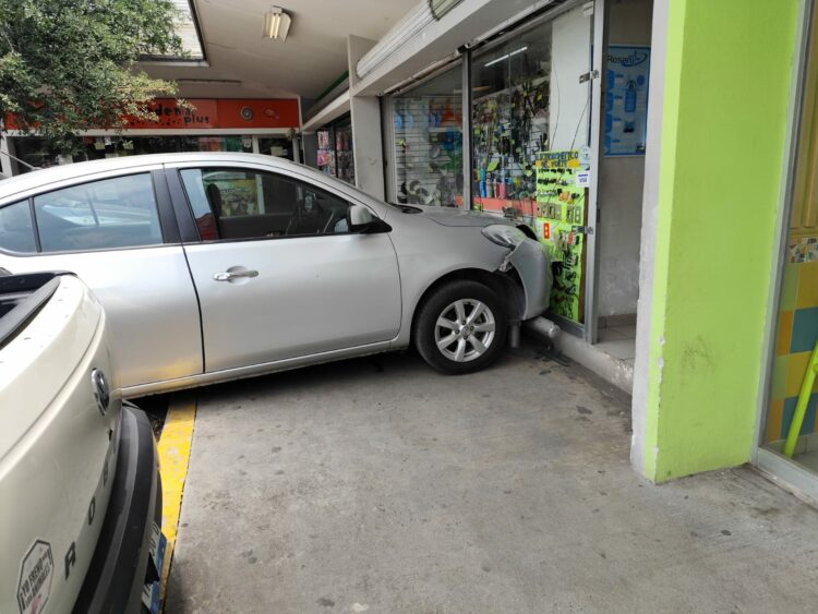 Mujer se impacta contra negocio en Soriana Verde