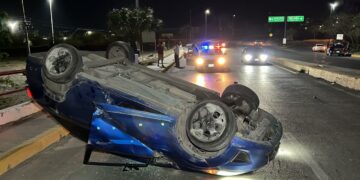 Conductor sale ileso tras volcar su vehiculo