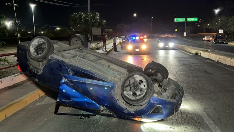 Conductor sale ileso tras volcar su vehiculo