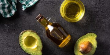 beneficios-del-aceite-de-aguacate-para-tu-cabello (1)