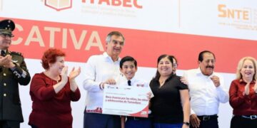 Entrega Américo becas que benefician a 54 mil estudiantes de Tamaulipas