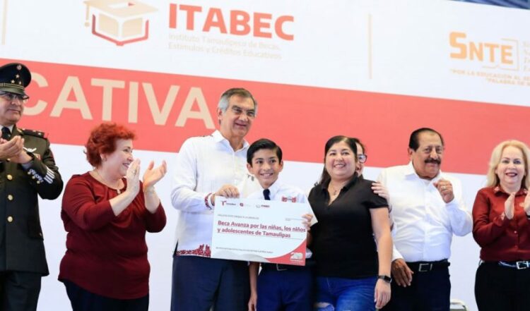 Entrega Américo becas que benefician a 54 mil estudiantes de Tamaulipas
