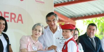 Apadrinan Américo y María a estudiantes de Xicoténcatl; presupuesto sin límites para becas