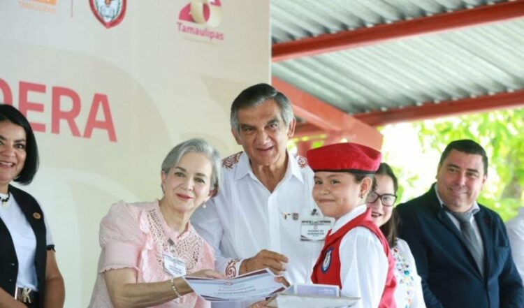 Apadrinan Américo y María a estudiantes de Xicoténcatl; presupuesto sin límites para becas