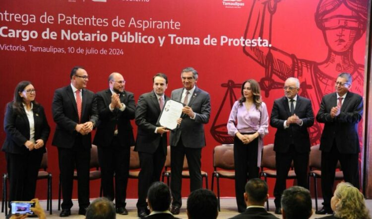 Entrega Américo patentes de aspirante a notarios públicos