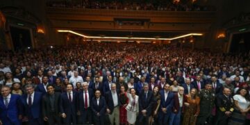 Asiste Américo Villarreal a celebración tras entrega de constancia a Claudia Sheinbaum como primera presidenta de México