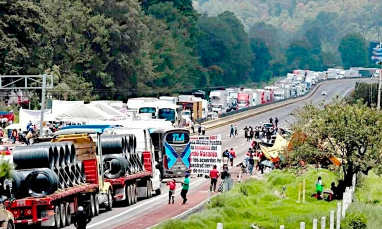 Pérdidas por bloqueo en México-Puebla ascienden a 10 mil mdp