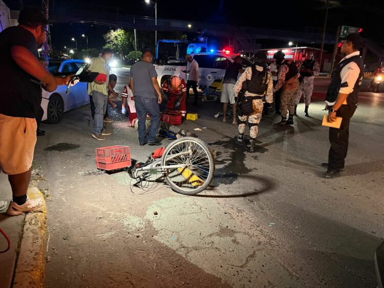 Ciclista arrollado en Bulevar Fidel Velázquez termina hospitalizado