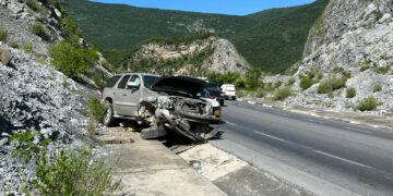 Camioneta termina destrozada tras choque carretera Rumbo Nuevo