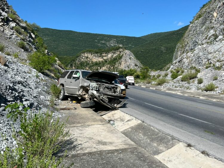 Camioneta termina destrozada tras choque carretera Rumbo Nuevo