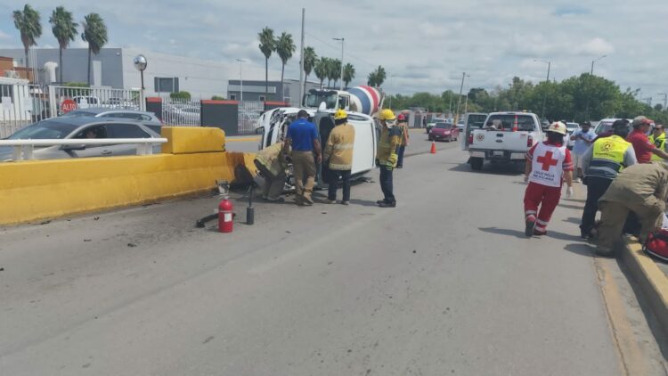 Madre e hijo lesionados tras volcadura en vehículo de plataforma DiDi en la ‘Joroba’