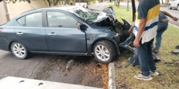 Pierde el control y choca contra árbol