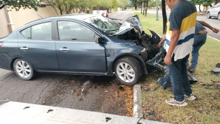 Pierde el control y choca contra árbol