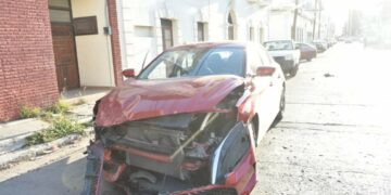 Omite alto en el 18 Hidalgo y provoca aparatoso choque