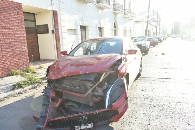 Omite alto en el 18 Hidalgo y provoca aparatoso choque