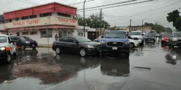 Se vuela semaforo y choca en el 21 Carrera Torres