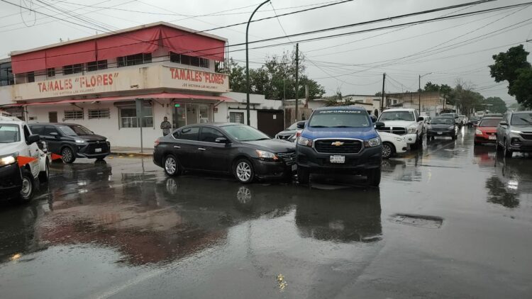 Se vuela semaforo y choca en el 21 Carrera Torres