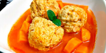 Cómo hacer tortitas de pollo en salsa verde