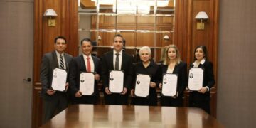 Entrega gobernador Fiat de notarios públicos