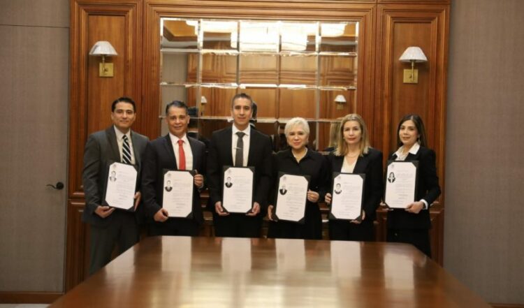 Entrega gobernador Fiat de notarios públicos