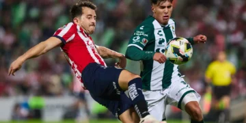 Santos no resiste y Chivas arrasa 2-0