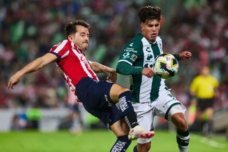 Santos no resiste y Chivas arrasa 2-0
