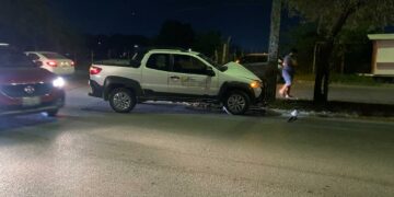 Conductor mayor estrella camioneta al evitar colisión