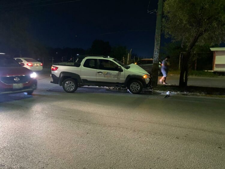 Conductor mayor estrella camioneta al evitar colisión