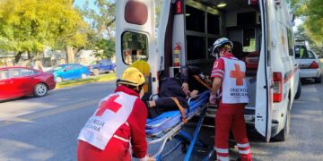Motociclista termina hospitalizado tras perder el control y chocar contra dos vehículos