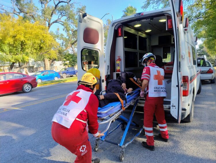 Motociclista termina hospitalizado tras perder el control y chocar contra dos vehículos