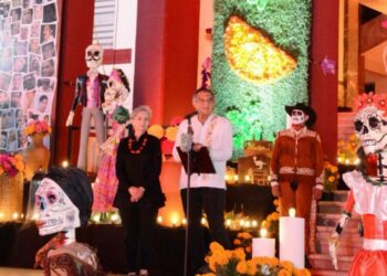 Américo y María fortalecen tradiciones del Día de Muertos en Tamaulipas