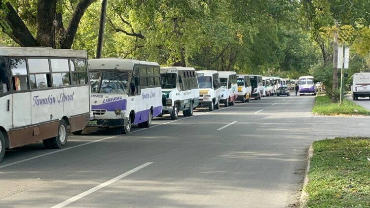 Microbuseros de Ciudad Victoria realizan paro de labores