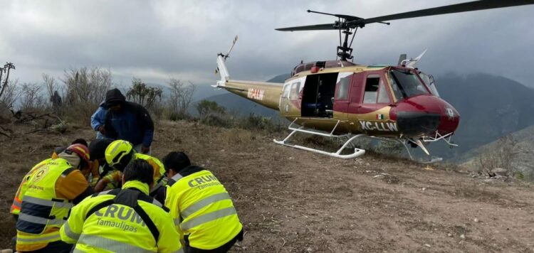 Rescatan a jornalero de 57 años atrapado en la Sierra Madre tras accidente en Tula