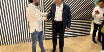 Continúa Américo Villarreal gira por la Ribereña y atiende a paisanos repatriados