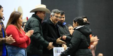 Entrega Américo tarjetas del programa «Jóvenes Construyendo el Futuro»