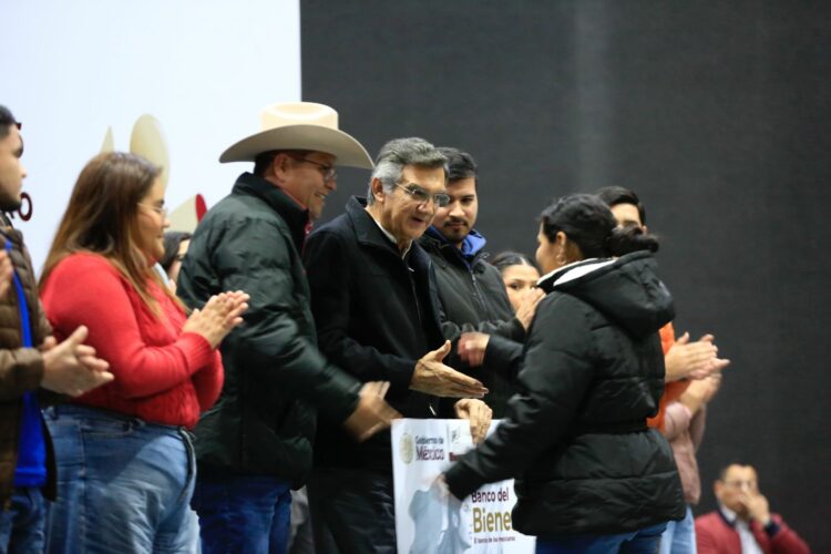 Entrega Américo tarjetas del programa «Jóvenes Construyendo el Futuro»