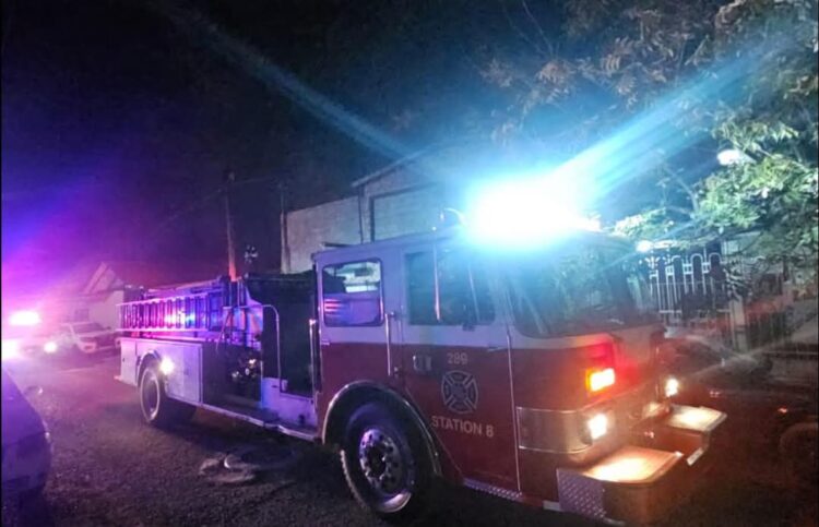 Cuerpo de bomberos atiende incendio en la Lázaro Cárdenas