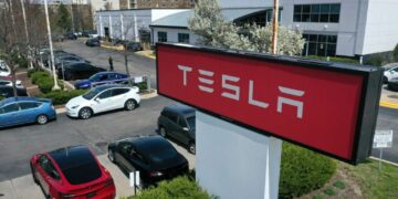 explosion-de-la-cybertruck-la-caida-de-las-acciones-de-tesla-en-2025