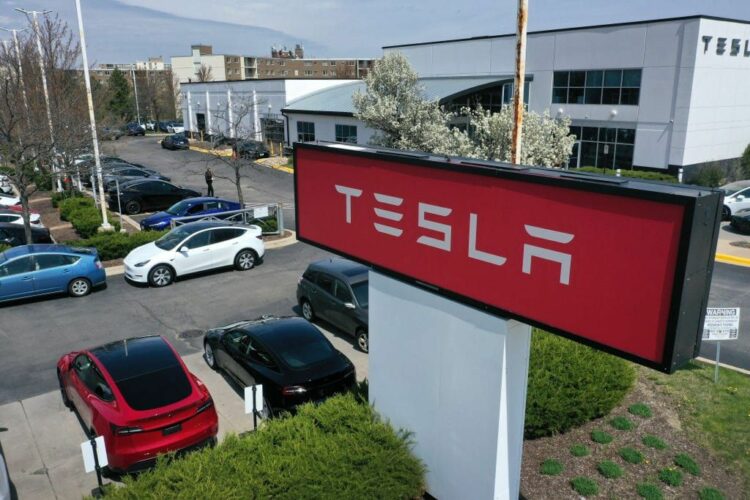 explosion-de-la-cybertruck-la-caida-de-las-acciones-de-tesla-en-2025