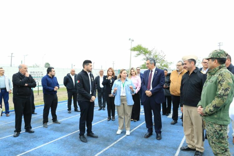 Recorren gobernador y presidenta del DIF Tamaulipas Centro de Atención para Repatriados en Matamoros; entregan ambulancia