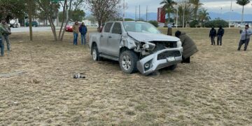 Sale del camino y Vuelca en carretera a Soto La Marina