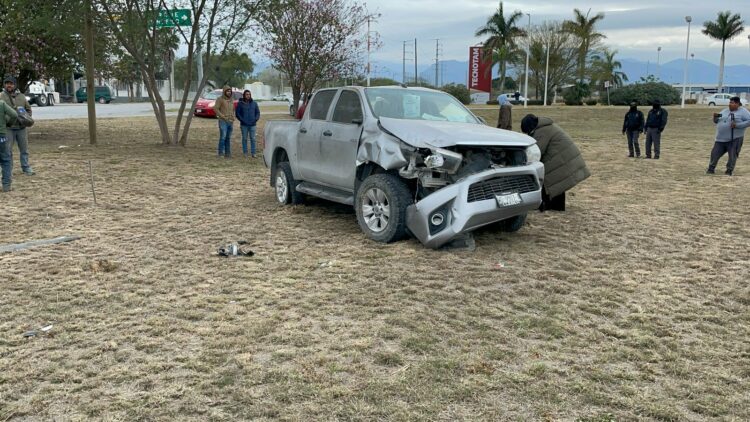 Sale del camino y Vuelca en carretera a Soto La Marina
