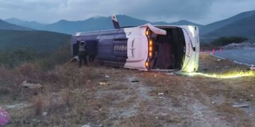 Por exceso de velocidad vuelca autobús dejando 2 personas fallecidas