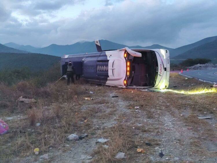 Por exceso de velocidad vuelca autobús dejando 2 personas fallecidas