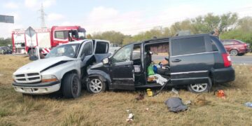 Cruza entronque sin precaución y provoca fuerte accidente
